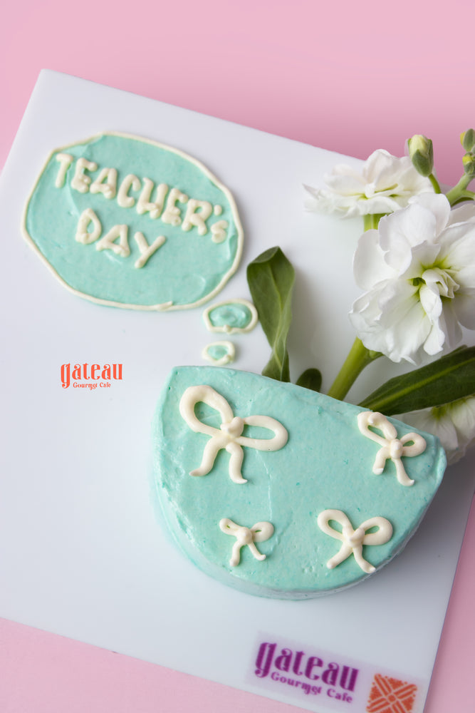 Mono Gibbous Flower Cake