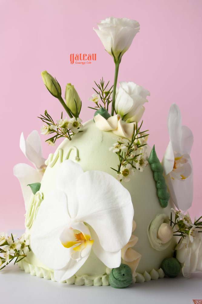 Elegant fresh flowers dome cake from Gateau Gourmet Cafe decorated with delicate blooms and pastel icing.