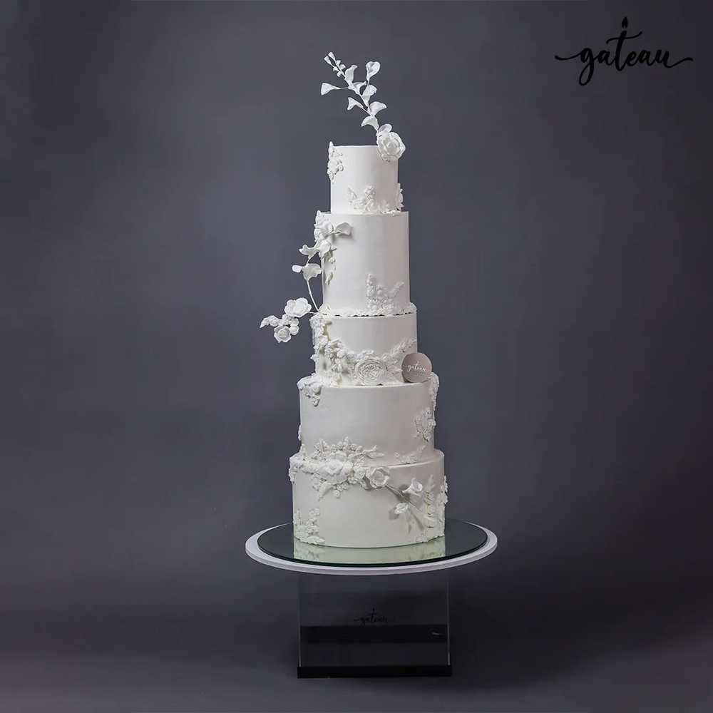 Minimalist White Flower Embellish Cake