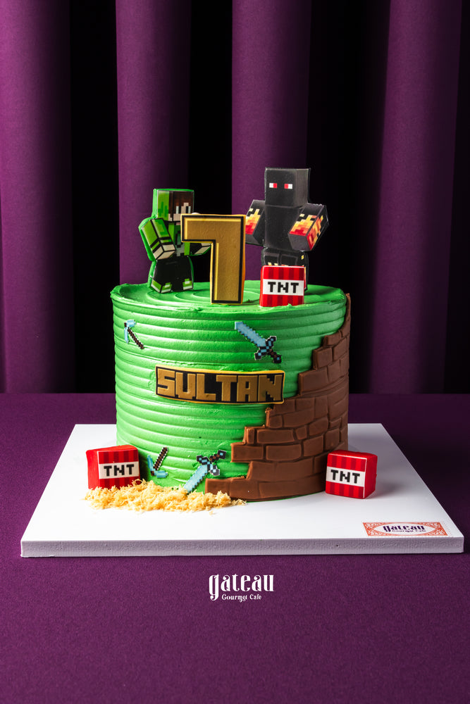 Custom Minecraft cake by Gateau Gourmet Cafe with green and brown design featuring characters, swords, TNT blocks, and number 7
