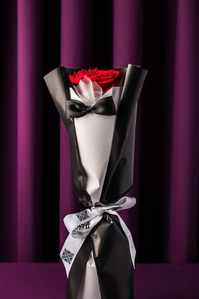 Gateau Gourmet Cafe Father's Day flower cake designed as a bouquet with red rose decorations