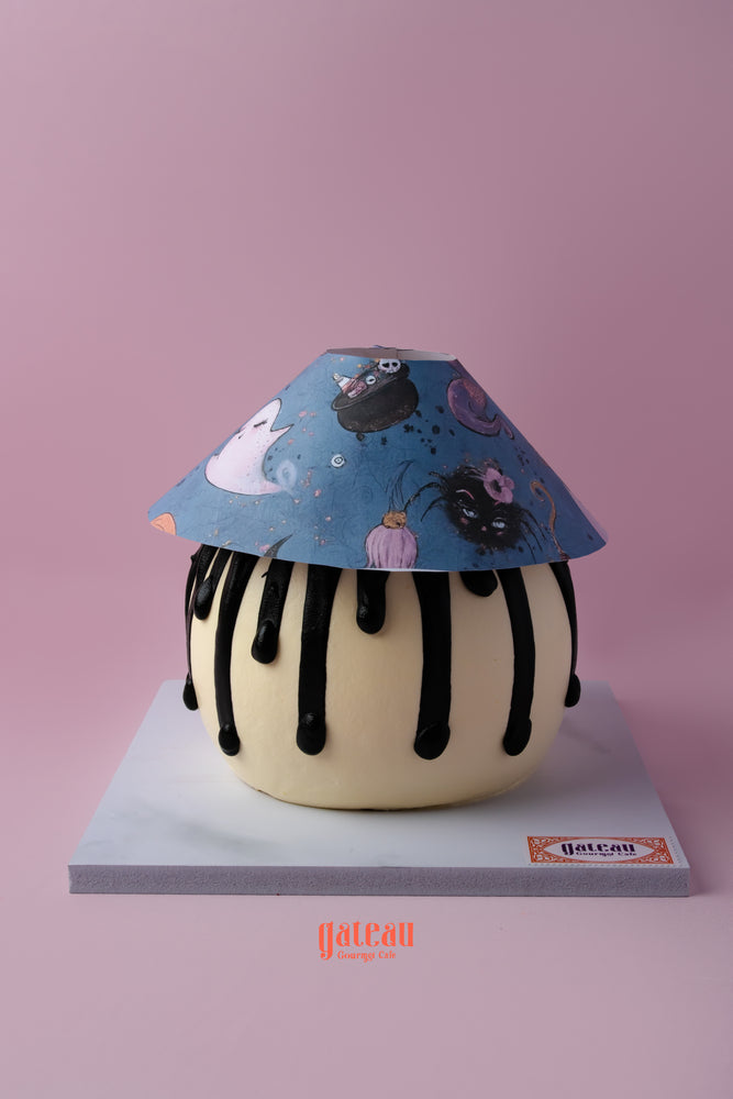 Gateau Gourmet Boo-tiful Lamp Cake for parties with a spooky design and chocolate drizzle