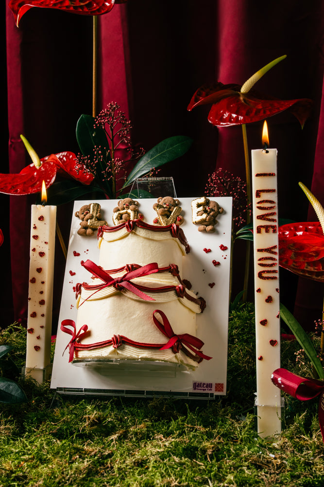Canvas Classic Cake with Flowers decorated with red ribbons and gingerbread cookies by Gateau Gourmet Cafe