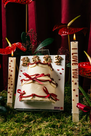 Canvas Classic Cake with Flowers decorated with red ribbons and gingerbread cookies by Gateau Gourmet Cafe