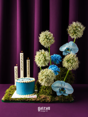 Floral cake arrangement for dad with blue cake and white flowers by Gateau Gourmet Cafe
