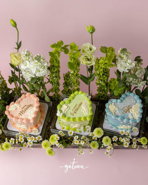 Gateau Gourmet Cafe heart-shaped cakes with floral cake arrangements in pastel pink green and blue designs