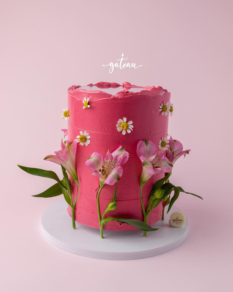Pink flower mirror cake decorated with fresh flowers and daisies by Gateau Gourmet Cafe