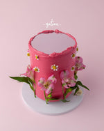 Pink flower mirror cake with daisy and pink floral decorations by Gateau Gourmet Cafe