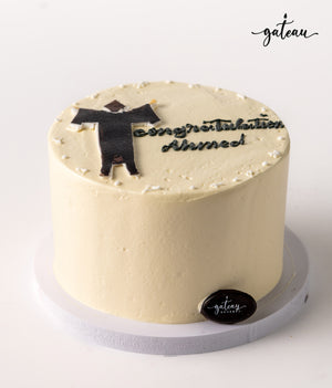 Graduation cake for boys decorated with a graduation cap and congratulatory message from Gateau Gourmet Cafe