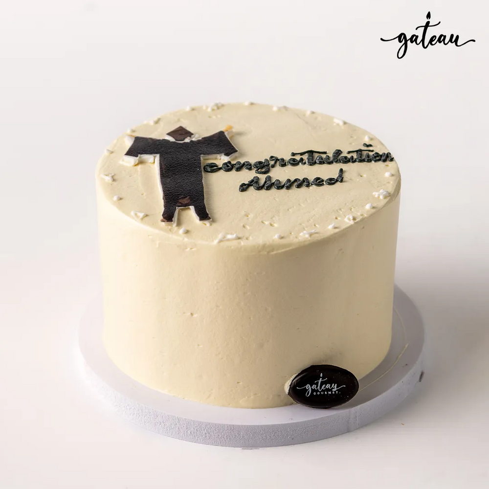 Gateau Gourmet Cafe graduation cake for boys with a graduation figure and celebratory message