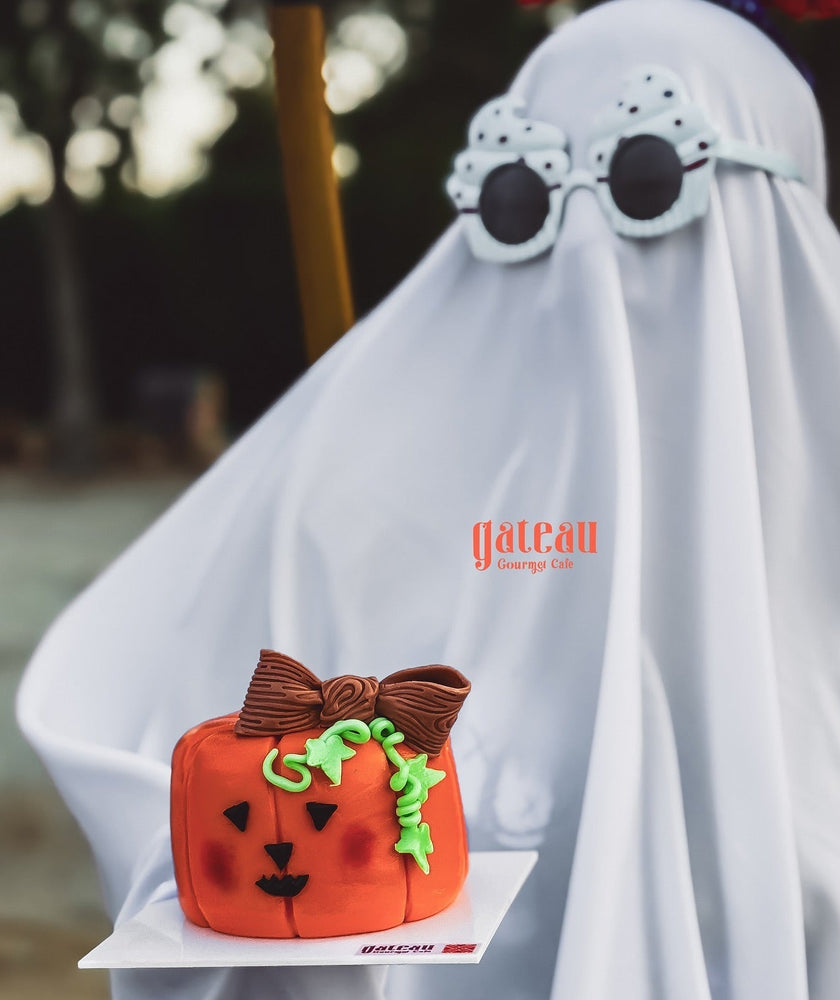 Halloween pumpkin cakes from Gateau Gourmet Cafe with vibrant orange icing and decorative details