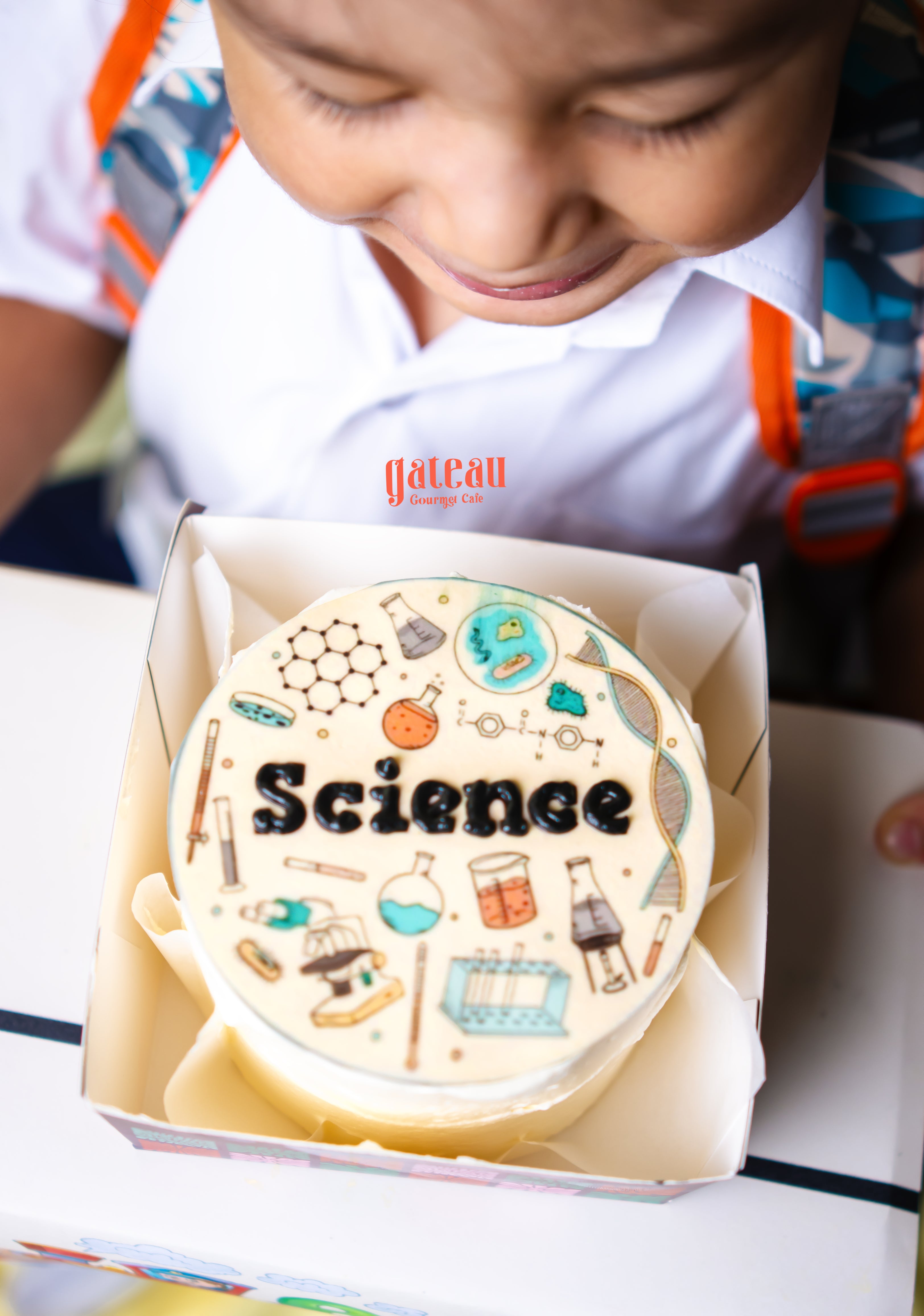 Delicious Science Themed Mini Cake for Every Celebration | Gateau Gourmet