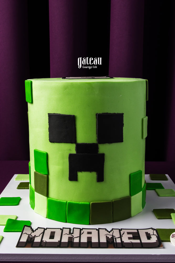 Gateau Gourmet Cafe Minecraft birthday cake with green and black pixel design for themed celebrations
