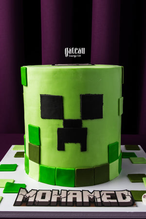 Gateau Gourmet Cafe Minecraft birthday cake with green and black pixel design for themed celebrations