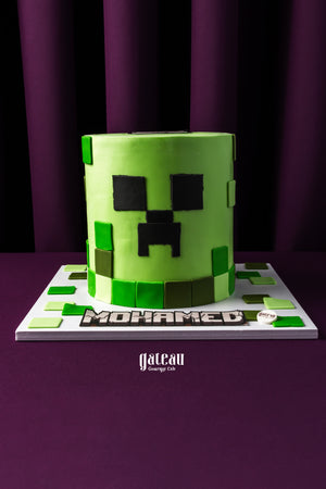 Gateau Gourmet Cafe Minecraft birthday cake with green pixelated design and creeper face on a custom base