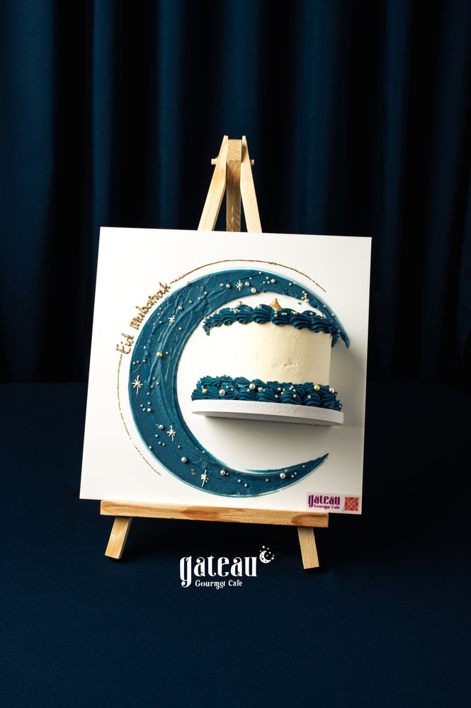 Mini-canvas-cake from Gateau Gourmet Cafe with blue frosting and star decor on a display stand