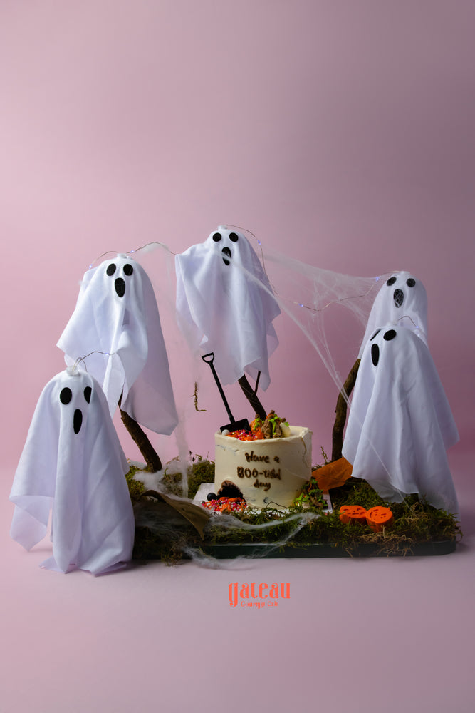 Gateau Gourmet Cafe Boo-tifulday cake for parties decorated with ghost figures and Halloween treats