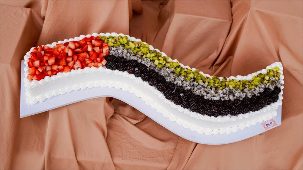 Wave-Shaped Sweet Dessert I7tifal Cake Topped with Fresh Strawberries, Blackberries, and Kiwi